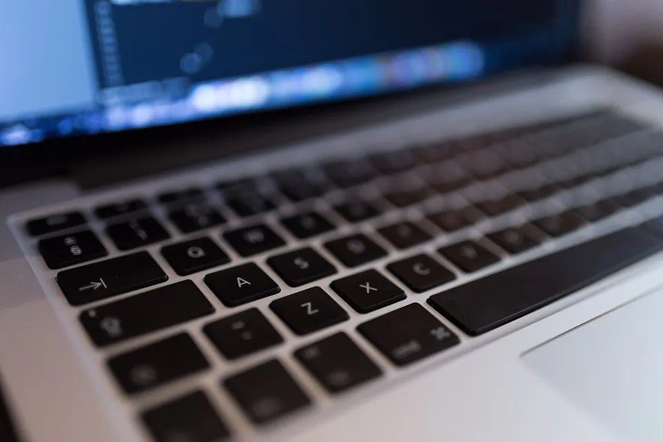 Zdjęcie Ile prądu bierze komputer? Zaskakujące różnice między laptopami a desktopami