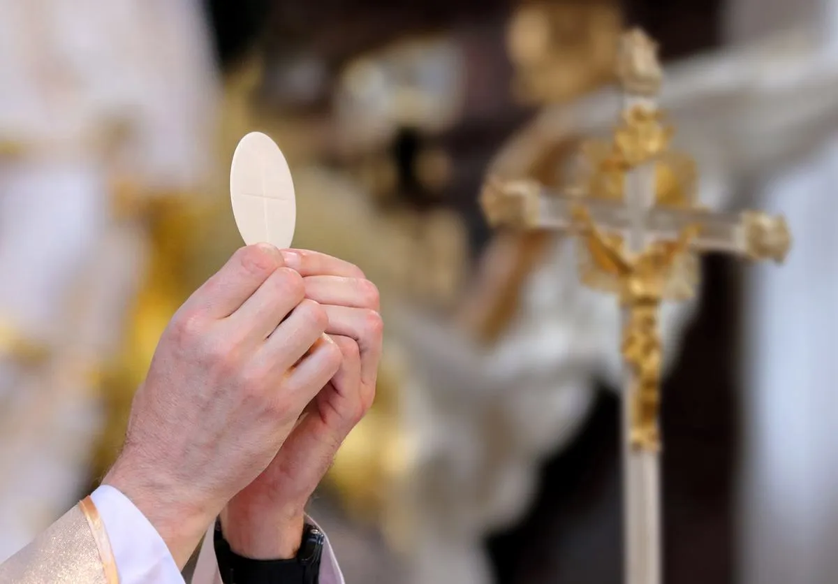 Zdjęcie Czy ksiądz musi codziennie odprawiać Mszę? Prawo i teologia