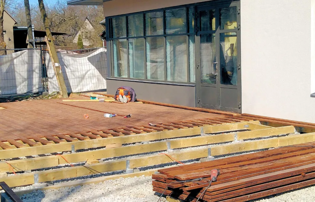 Zdjęcie Jakie kruszywo pod taras wybrać, aby uniknąć problemów z wodą?