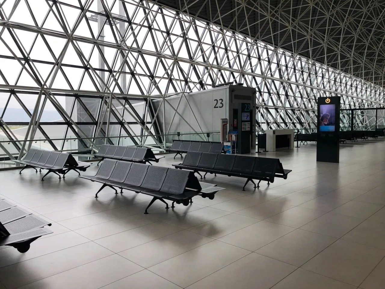 Zdjęcie Który gate na lotnisku? Jak szybko znaleźć odpowiednią bramkę?