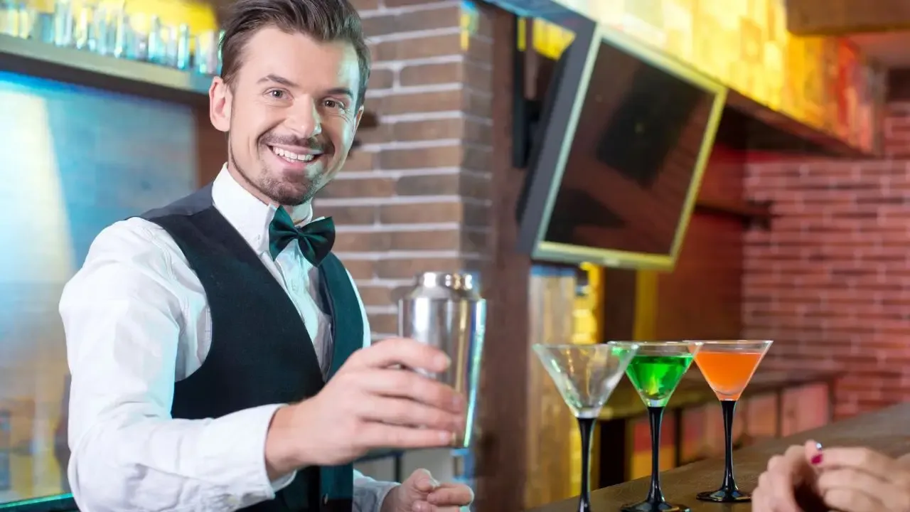 Zdjęcie Ile zarabia barman w hotelu? Zaskakujące fakty o wynagrodzeniach