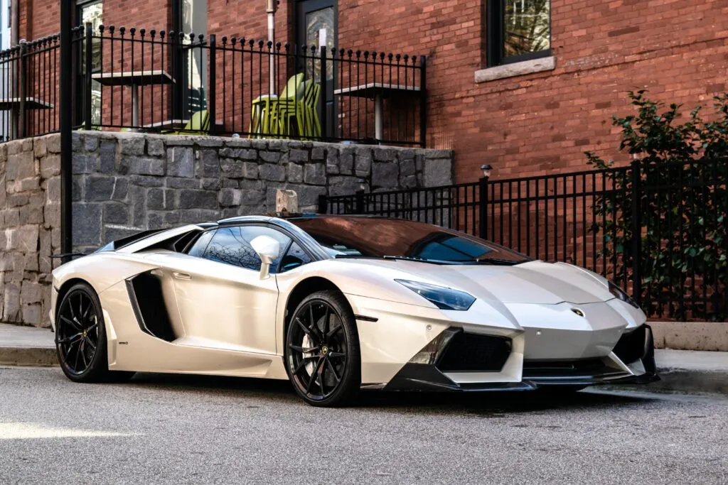 Zdjęcie Ile kosztuje lamborghini? Zaskakujące ceny różnych modeli luksusowych samochodów