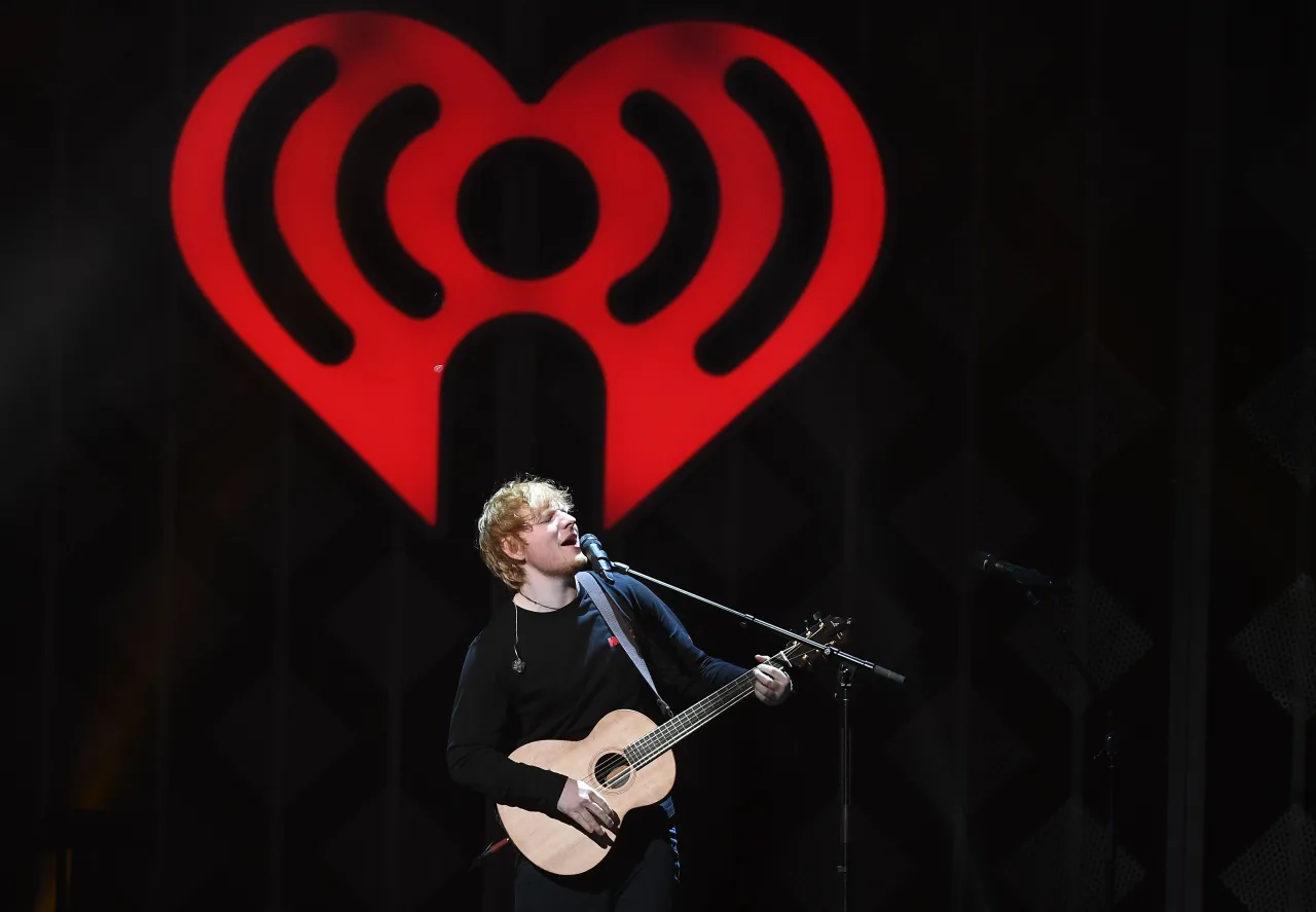Zdjęcie Z jakiego kraju pochodzi Ed Sheeran? Odkryj jego fascynującą historię