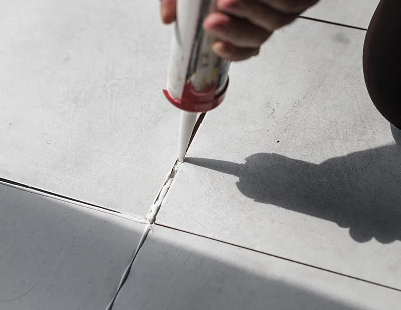 Zdjęcie Po jakim czasie zmywać fugę, aby uniknąć uszkodzeń i zapewnić trwałość?