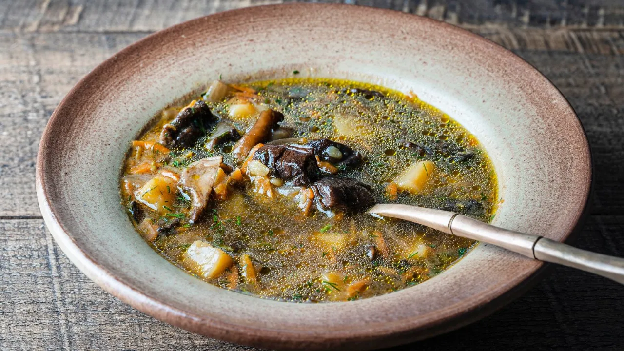 Zdjęcie Jaka śmietana do zupy grzybowej, aby uniknąć problemów z curdlingiem?