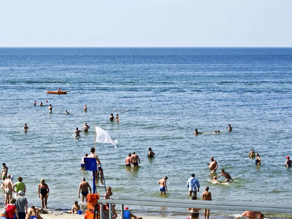 Zdjęcie Co oznacza biała flaga nad morzem? Bezpieczne warunki do kąpieli