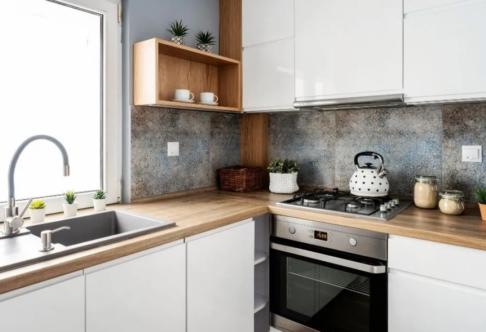 Zdjęcie Biała kuchnia + drewniany blat: Jakie ściany wybrać?