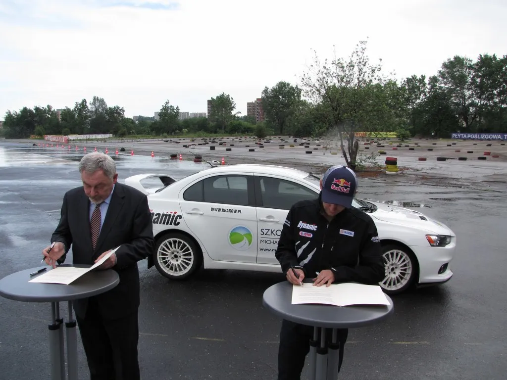 Zdjęcie Kto jest polskim kierowcą rajdowym reklamującym markę mubi pl?