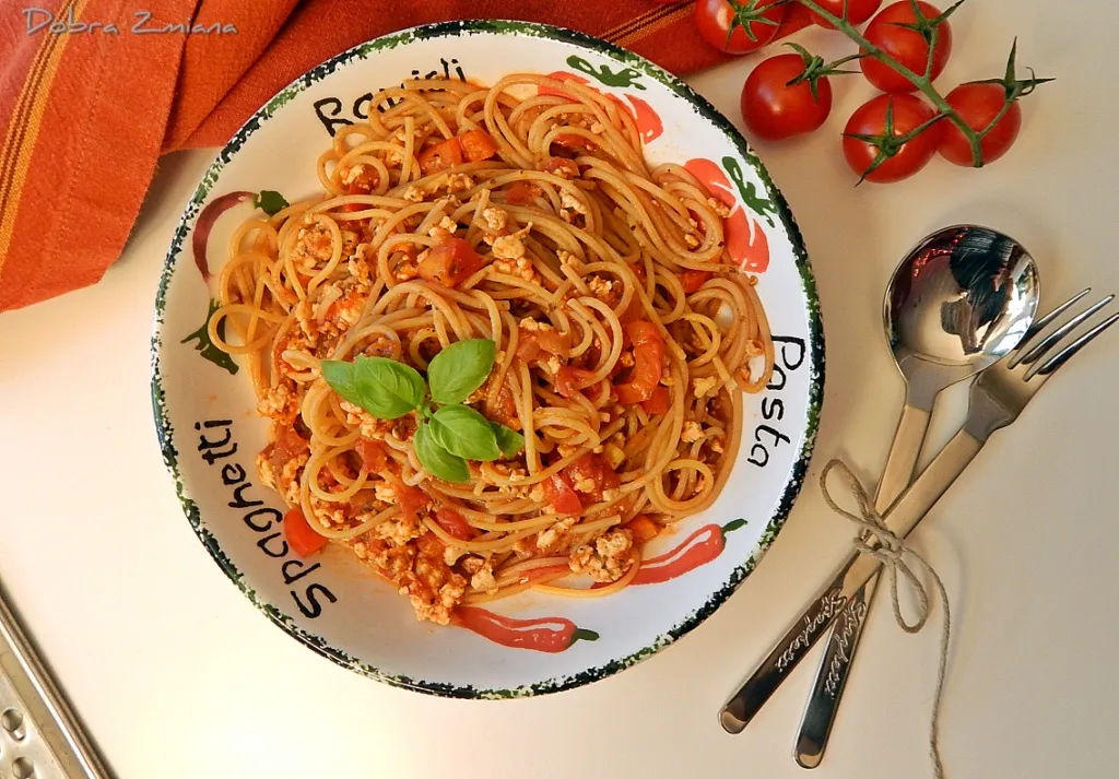 Zdjęcie Prosty przepis na spaghetti z kurczakiem w sosie pomidorowym, który zachwyca
