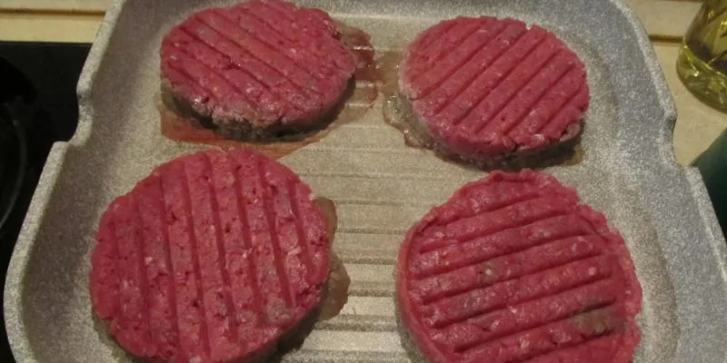 Zdjęcie Jak usmażyć burgera na patelni, aby był soczysty i idealny