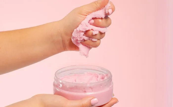 Zdjęcie Peeling solny czy cukrowy - który wybór zdziała cuda dla Twojej skóry?