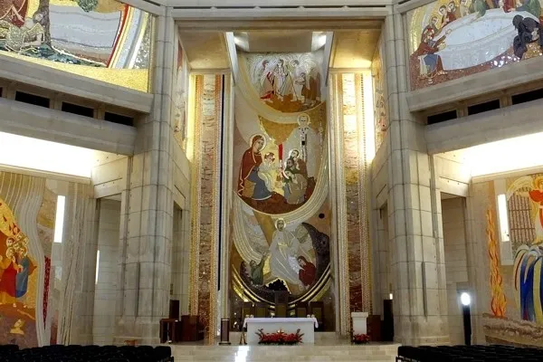 Zdjęcie Ołtarz w sanktuarium Jana Pawła II: jego niezwykłe znaczenie i historia