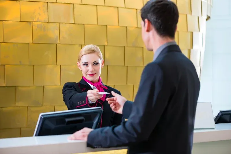 Zdjęcie Ile zarabia się na recepcji w hotelu? Odkryj prawdziwe zarobki