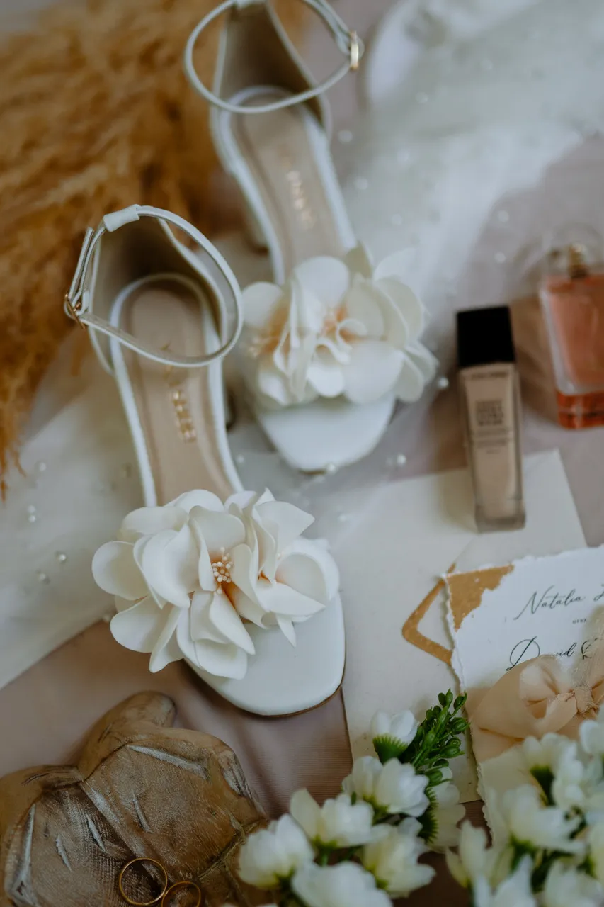 Zdjęcie Jakie buty do sukni ślubnej – elegancja i komfort na Twoim weselu