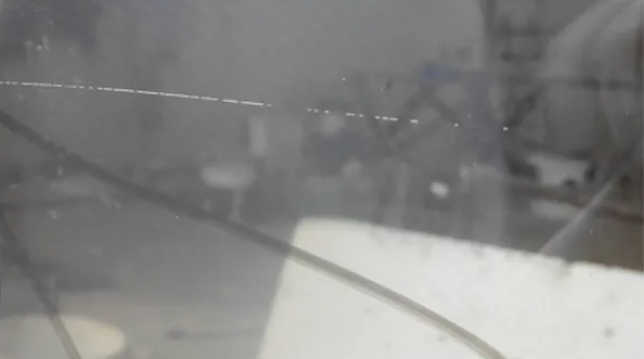 Zdjęcie Jak poradzić sobie z porysowaną szybą w oknie - skuteczne metody naprawy