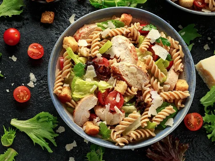 Zdjęcie Najlepsze sałatki do kurczaka z piekarnika, które zachwycą smakami