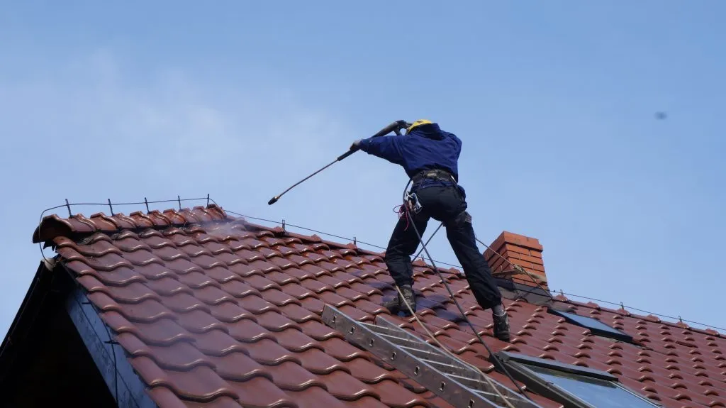Zdjęcie Skuteczne metody czyszczenia dachówki ceramicznej bez uszkodzeń