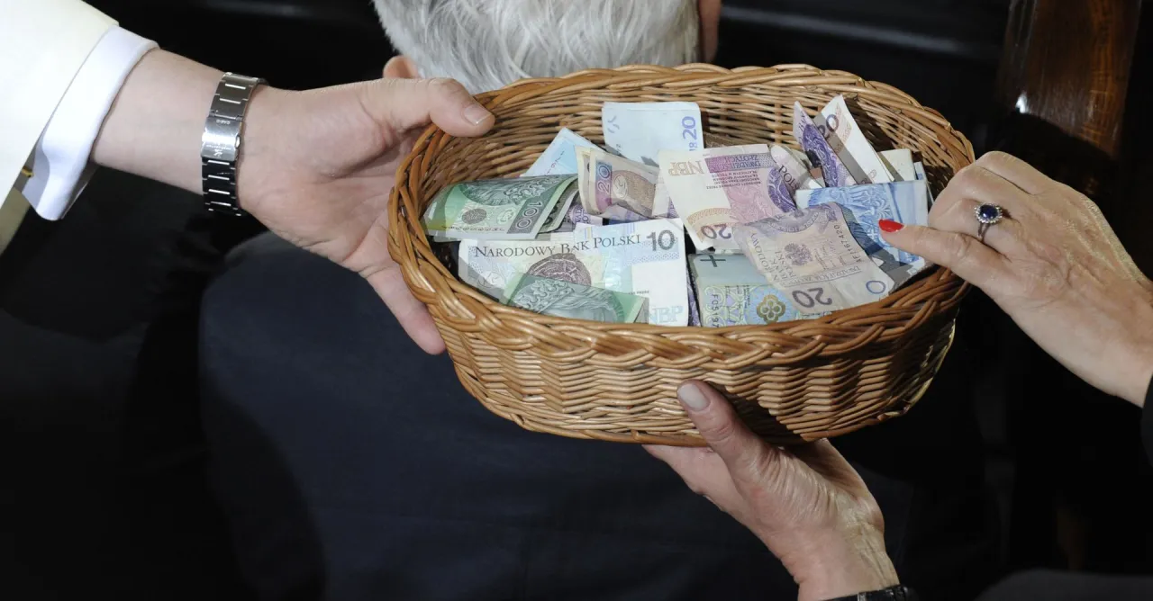 Zdjęcie Jak kościół utrzymuje się finansowo? Odkryj źródła jego dochodów