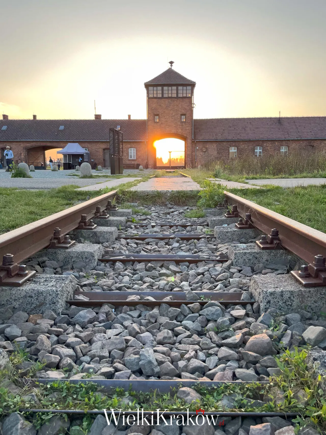 Zdjęcie Jak się ubrać do Auschwitz, aby okazać szacunek i godność