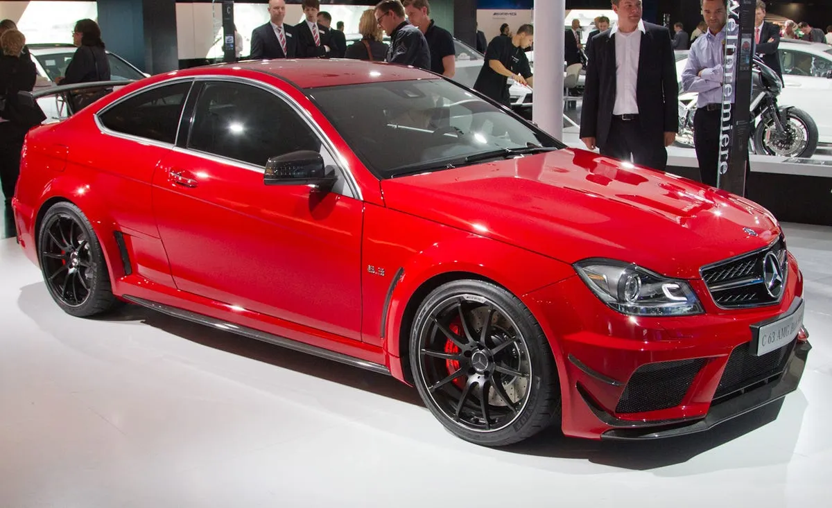 Zdjęcie Mercedes-Benz C63 AMG Coupe – moc, luksus i innowacje w jednym.