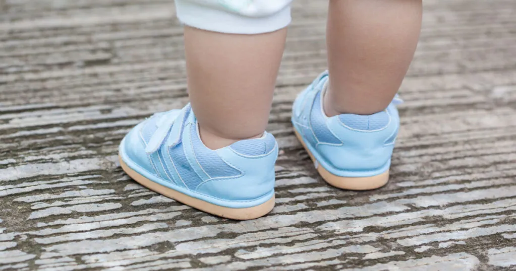 Zdjęcie Kiedy pierwsze buty dla dziecka? Wskazówki i porady ekspertów