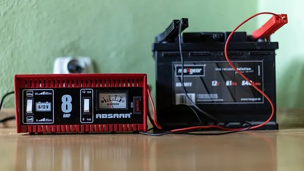 Zdjęcie Ile amper powinien mieć prostownik, aby uniknąć uszkodzenia akumulatora?