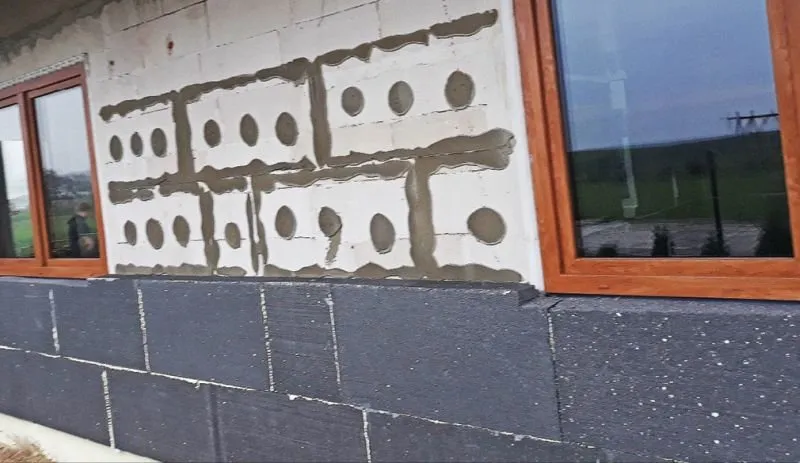Zdjęcie Porównanie styropianu i muru: 1 cm izolacji to ile cegieł?