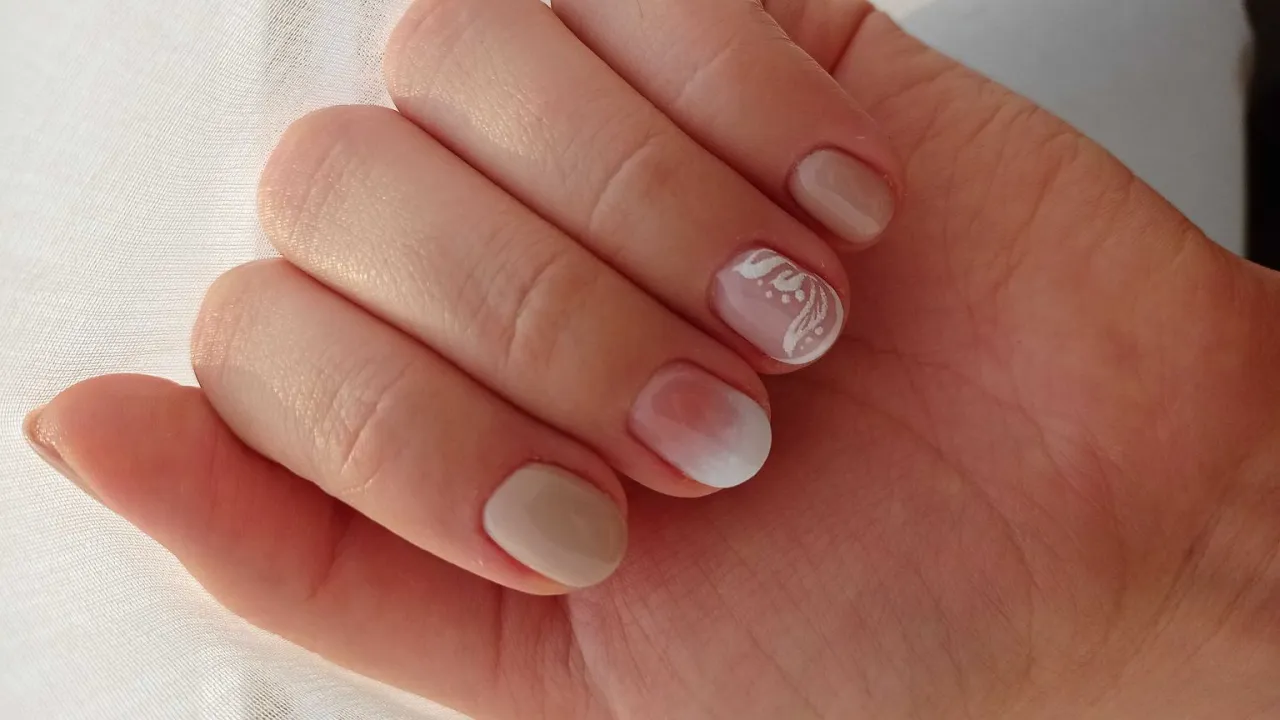 Zdjęcie Jaki manicure na słabe paznokcie? Odkryj skuteczne metody wzmocnienia