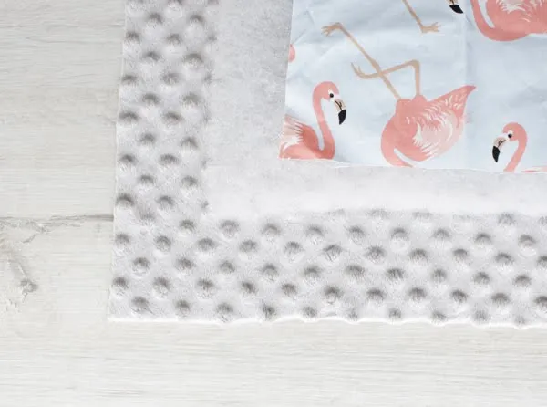 Zdjęcie Jak uszyć kocyk minky z lamówką - proste kroki i cenne wskazówki