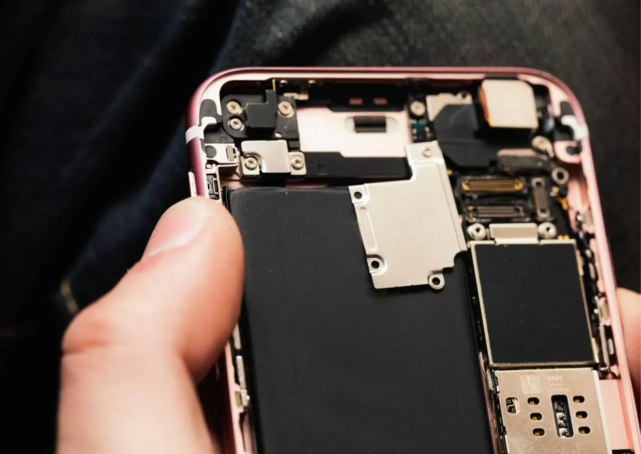 Zdjęcie Gdzie w Poznaniu wymienić baterię iPhone szybko i tanio?