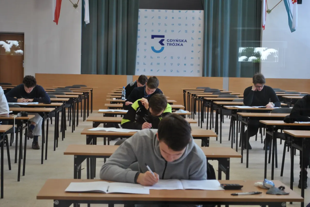 Uczeń pisze egzamin stacjonarny w centrum egzaminacyjnym