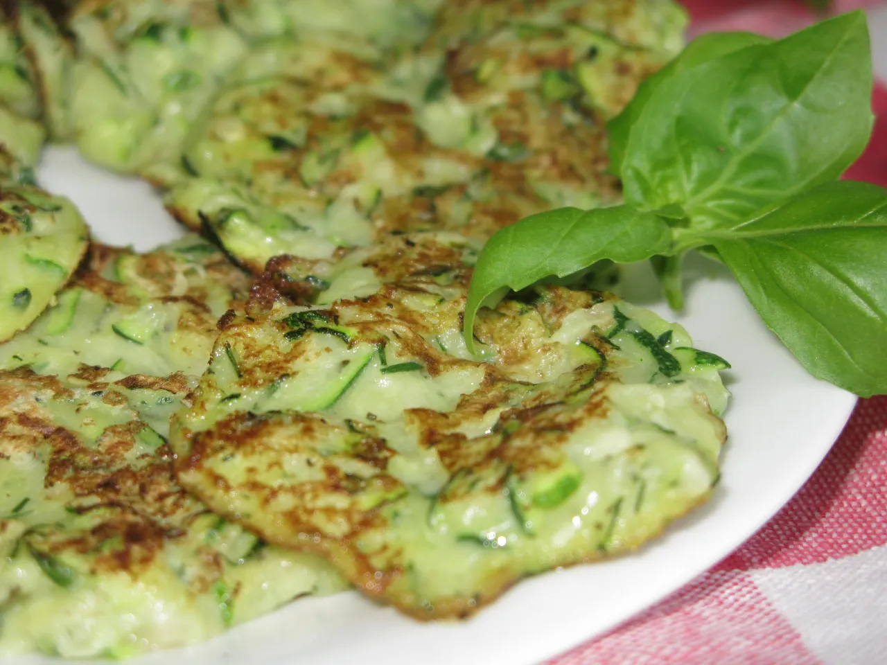Placki z cukinii z sosem czosnkowym i koperkowym