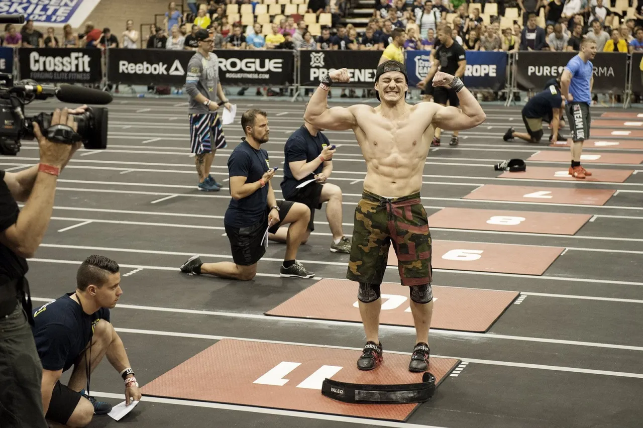 Grupa ludzi trenujących CrossFit w boxie