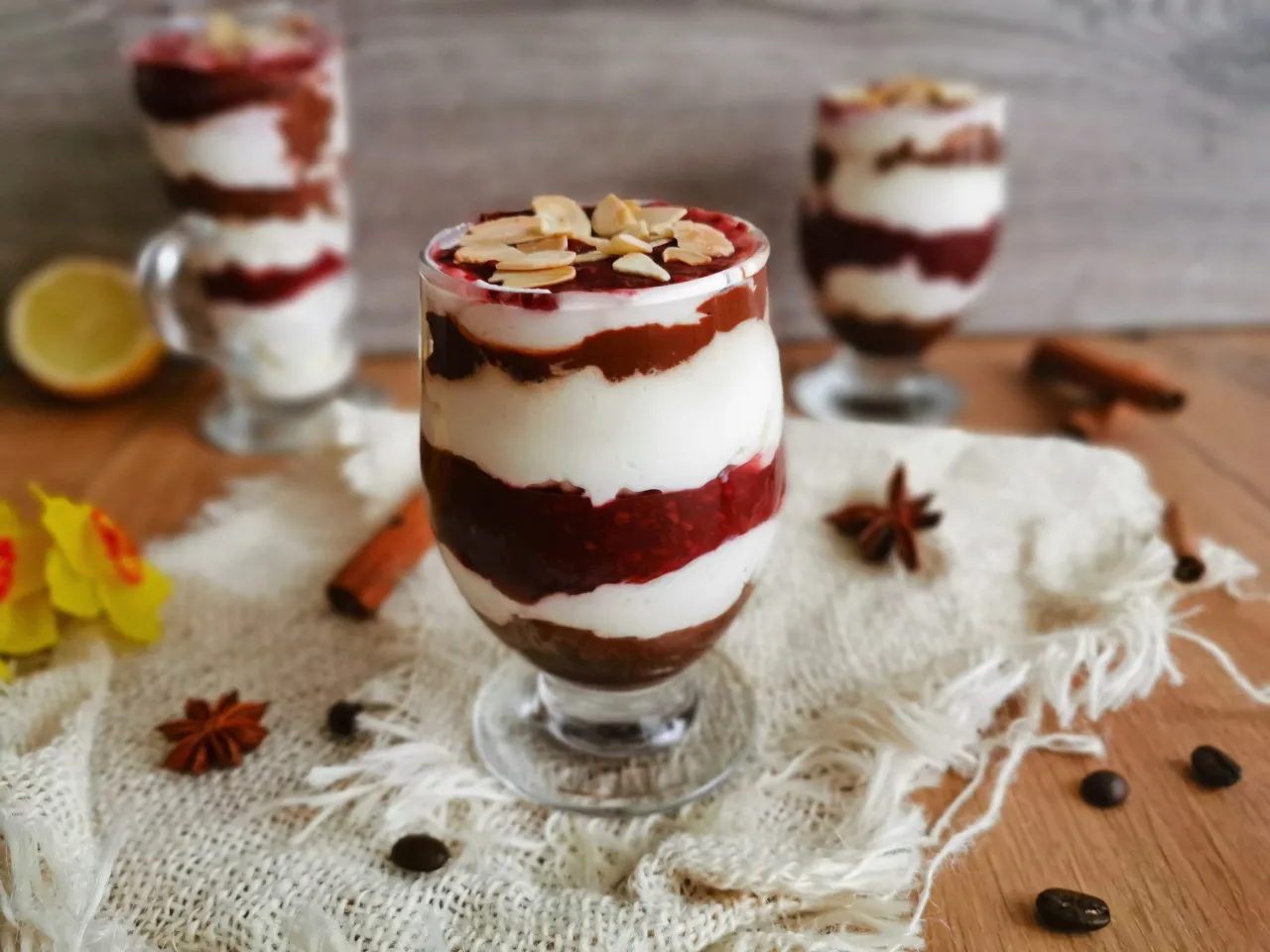 Desery z frużeliną malinową