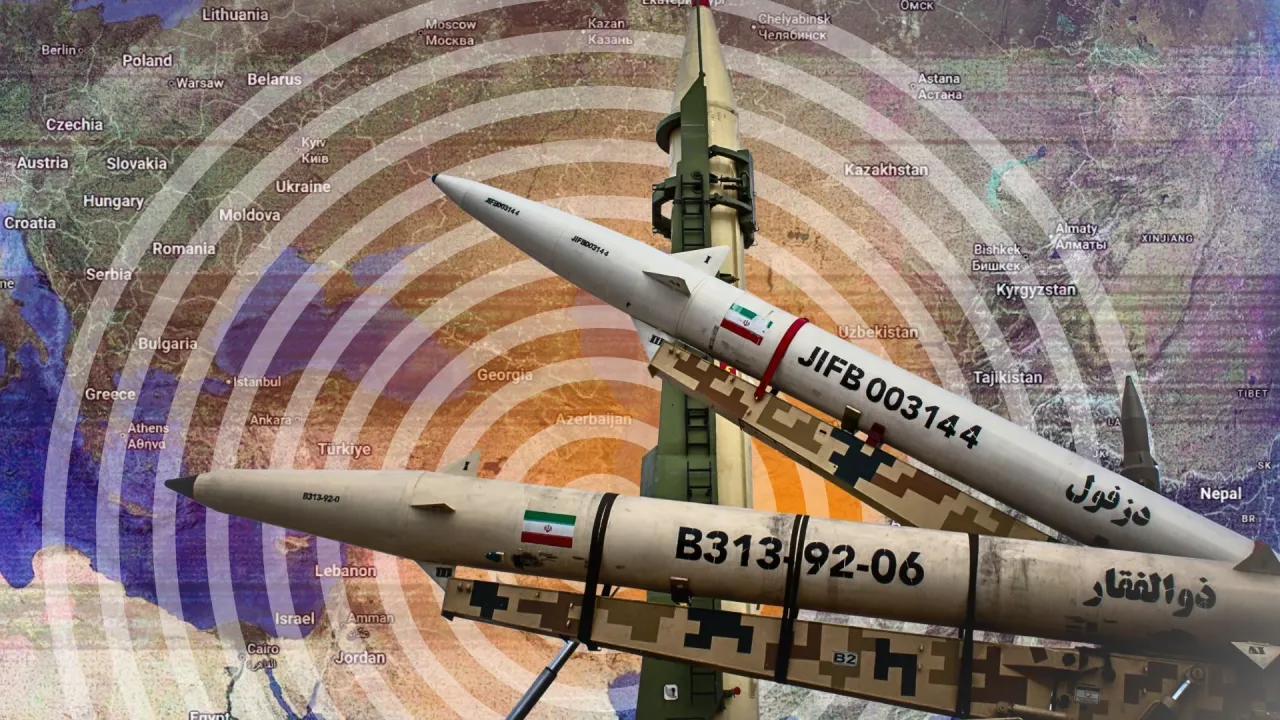 Dwa pociski rakietowe, jeden biały z perskim napisem, drugi szary z numerami, na tle mapy Europy i Azji z koncentrycznymi kręgami.