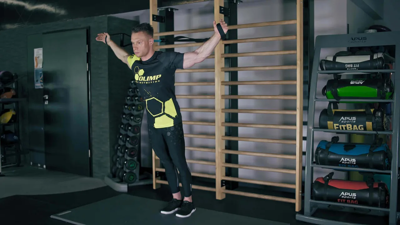 osoba rozciągająca klatkę piersiową w futrynie drzwi