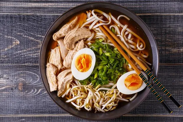 składniki do bulionu ramen z zupki chińskiej
