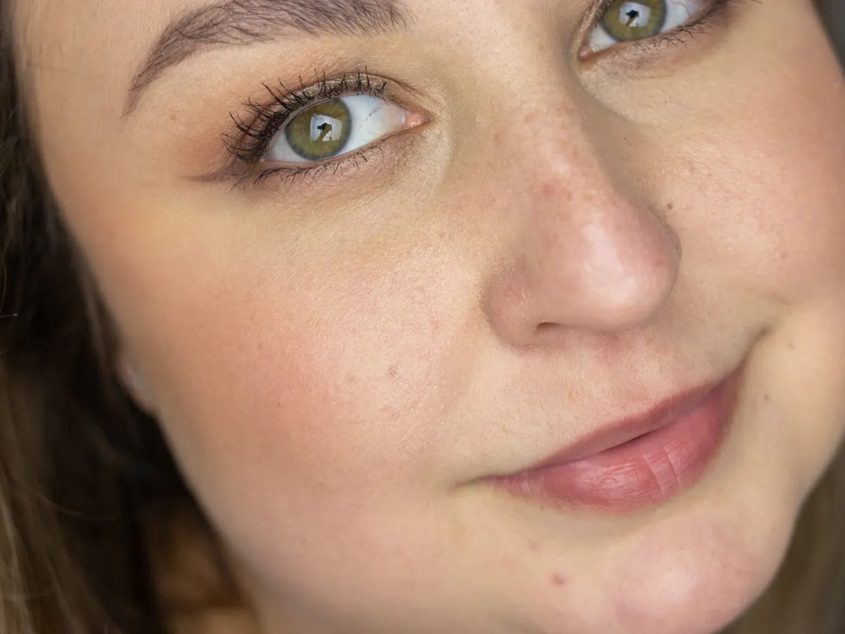 Naturalny blask sk&oacute;ry dzięki Maybelline Fit Me podkład rozświetlający. Delikatne krycie i subtelne rozświetlenie dla efektu 