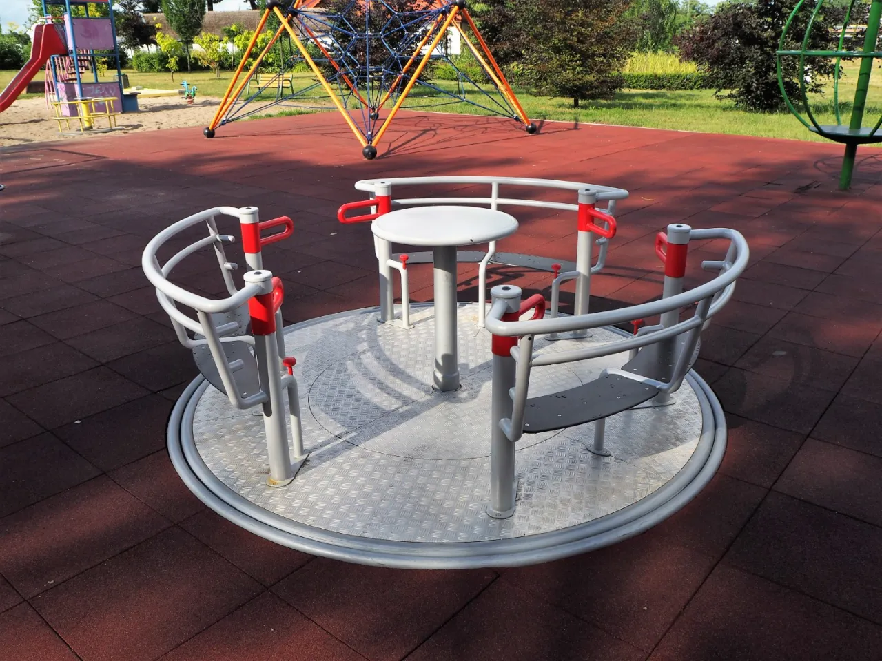 karuzela na plac zabaw r&oacute;żne typy