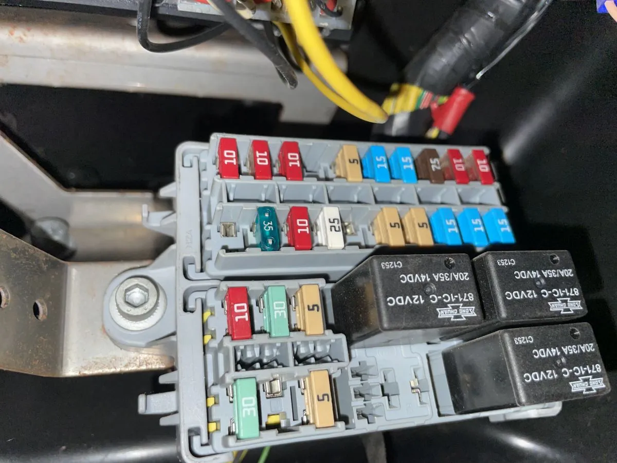 schemat bezpieczników samochodowych przykład