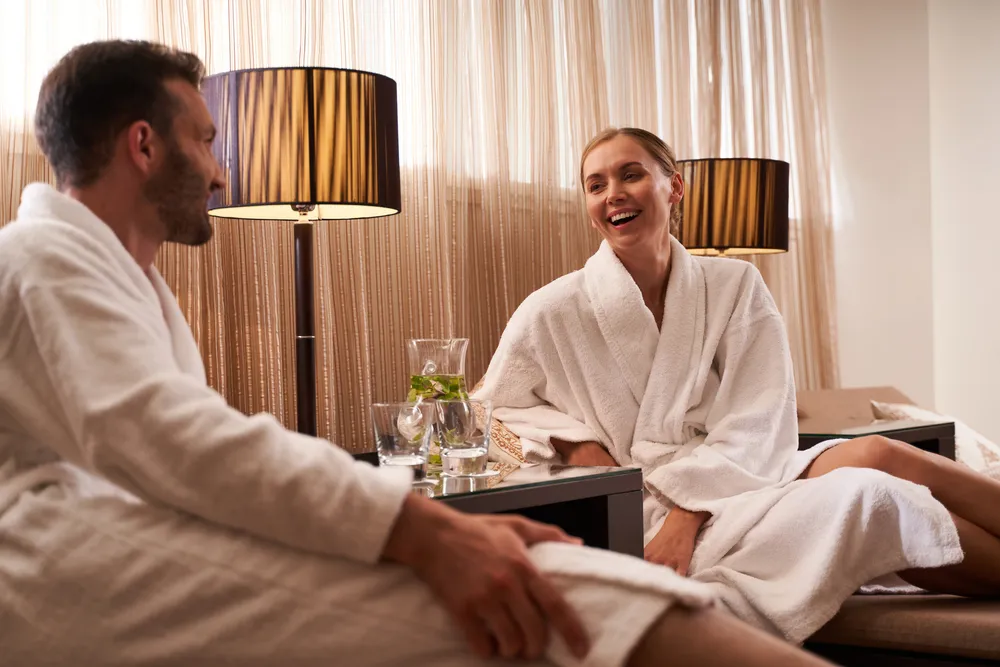 Osoba porównująca oferty SPA na laptopie