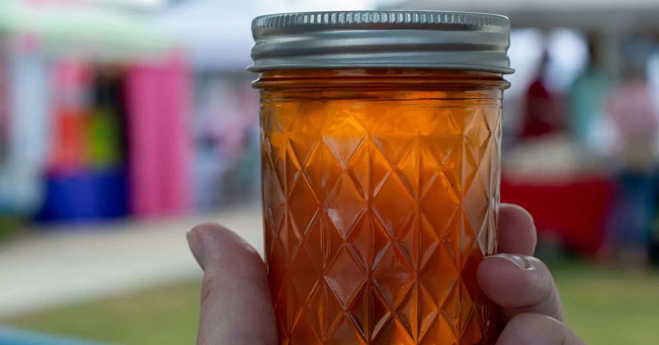słoik miodu i wegańskie zamienniki