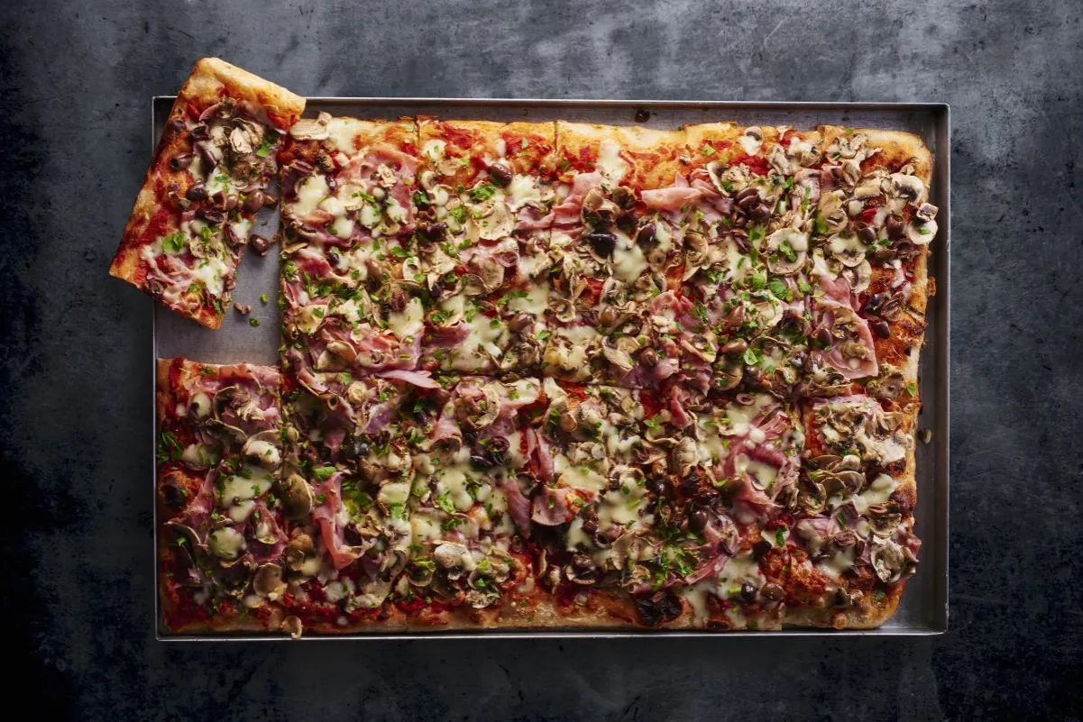 różne rodzaje pizzy na blasze w piekarniku