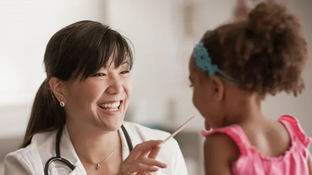 Pediatra przepisujący leki dziecku