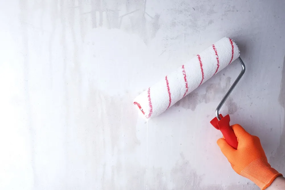 gruntowanie ściany przed malowaniem