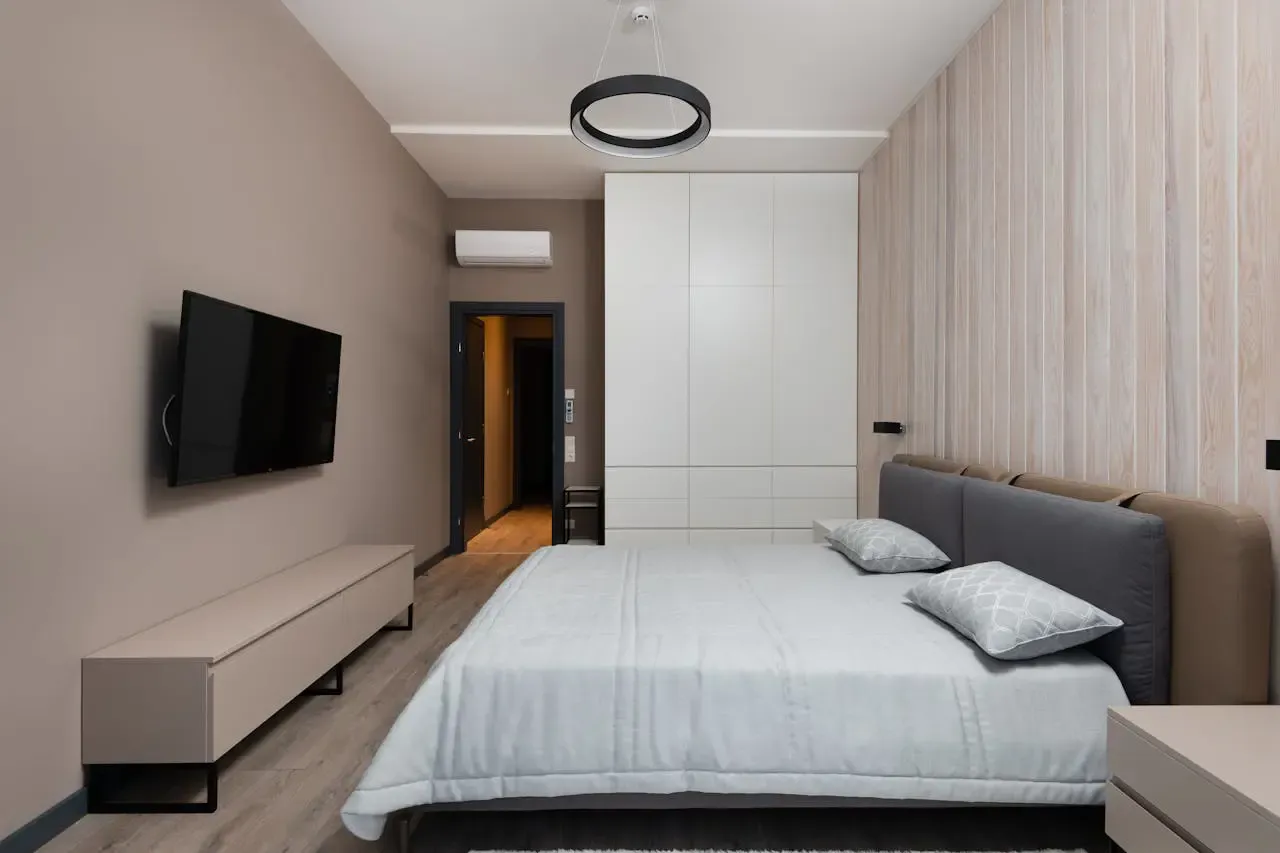 Jak prawidłowo zmierzyć wysokość montażu telewizora w sypialni