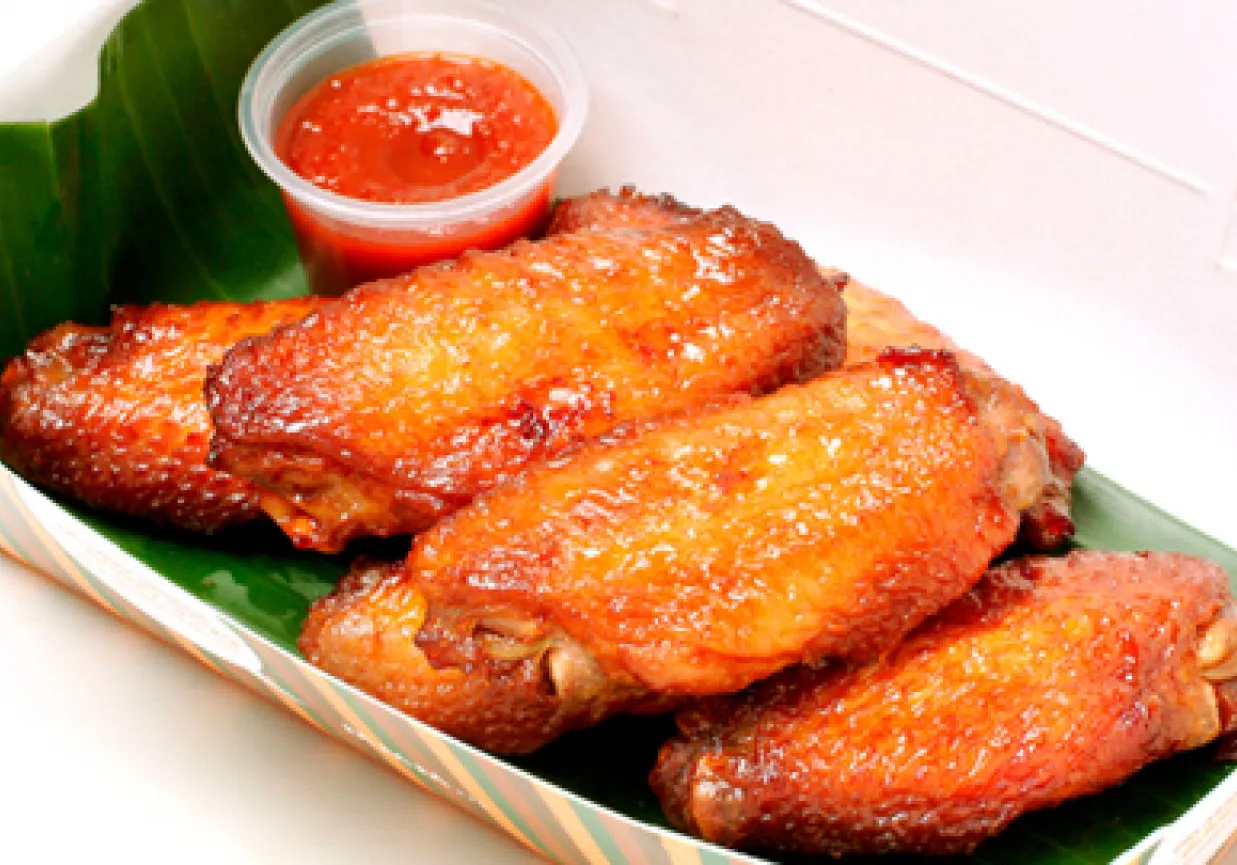 Skrzydełka w miodzie i sosie sojowym, kwestia smaku, podane z ostrym sosem.