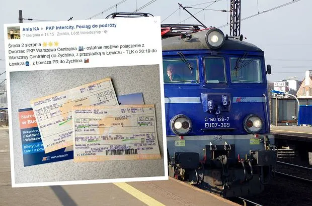 Pociąg stojący na stacji z tablicą informacyjną o opóźnieniu