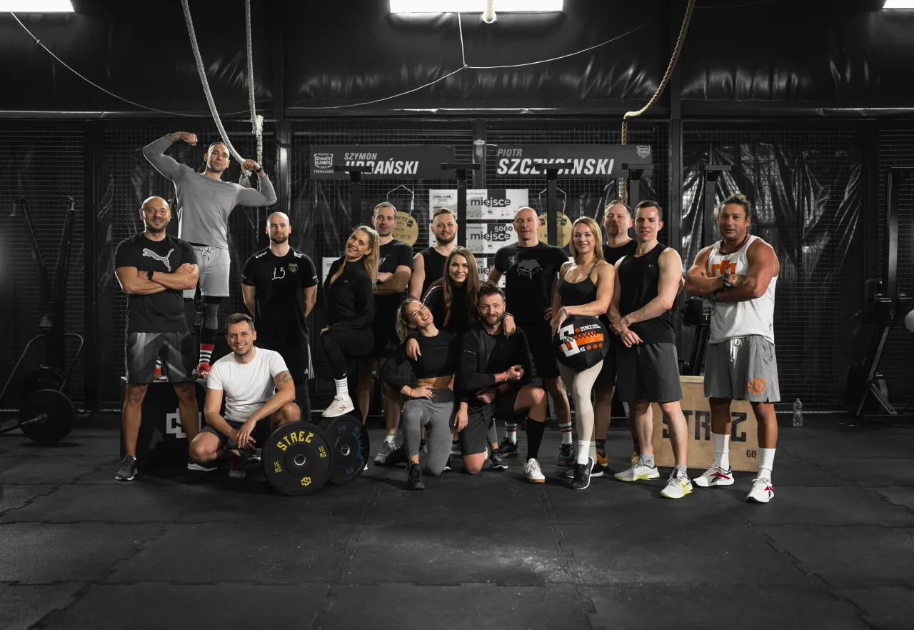Trener CrossFit prowadzący zajęcia grupowe w boxie