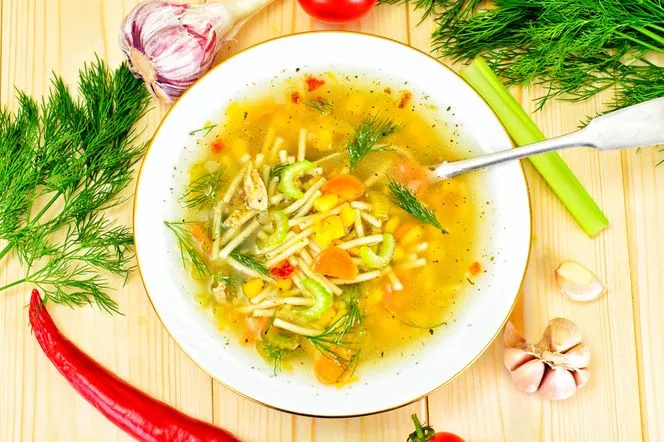 Tradycyjny ros&oacute;ł na przeziębienie w misce